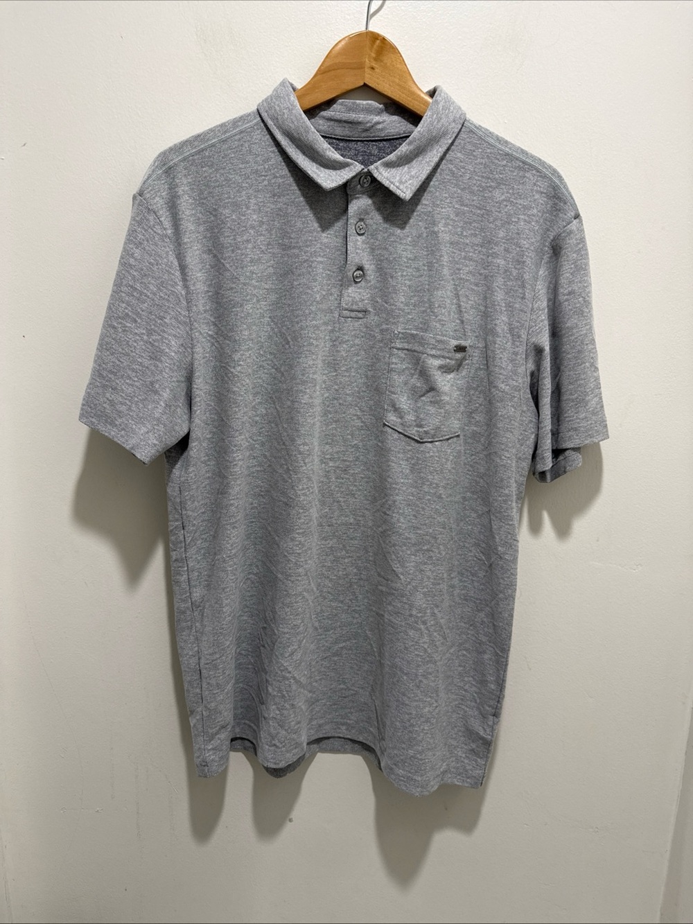 Vuori Polo Large Gray Ace Golf Short Sleeve Knit Performance Chest Pocket V164